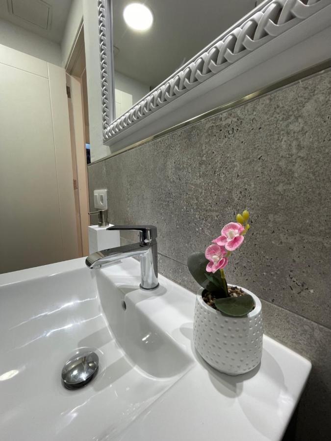 B-Rent Digital Apartment Zen Wifi Free คอร์ราเลโฮ ภายนอก รูปภาพ